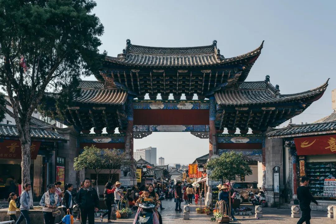 住民國私家庭院，坐復古小火車，逛寶藏村落這周末我們去建水可好