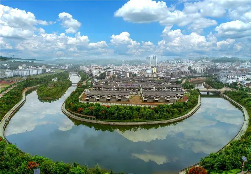 背上行囊，逃離喧囂  循遠古印跡，隨非遺傳人  開啟“見人見物見生活”的非遺旅程吧！